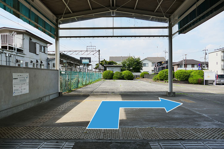 階段を上がり地上に出て、右に進みます