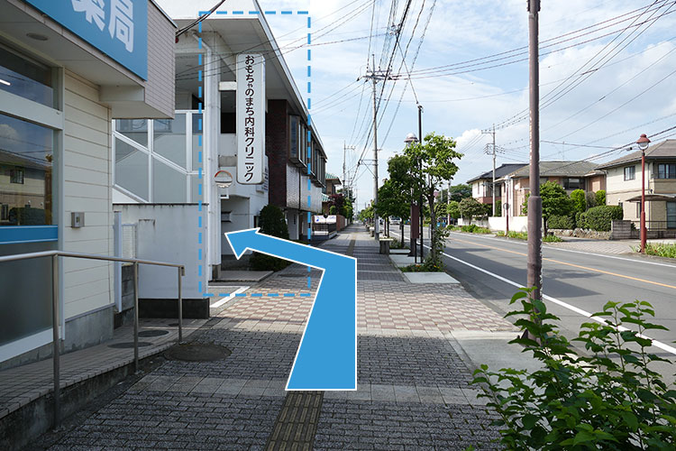 道の左手側に当院がございます。2階に上がって受付をおこなってください